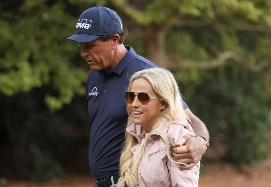 “Those were my darkest nights” Depressed Phil Mickelson shares how he battled suicide during wife’s cancer diagnosis…